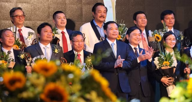 Chủ nhiệm Ủy ban KHCN&MT Quốc hội Phan Xuân Dũng và Bộ trưởng Bộ trưởng Bộ Nông nghiệp và Phát triển Nông thôn Nguyễn Xuân Cường trao giải Vàng Giải thưởng chất lượng quốc gia cho các đơn vị