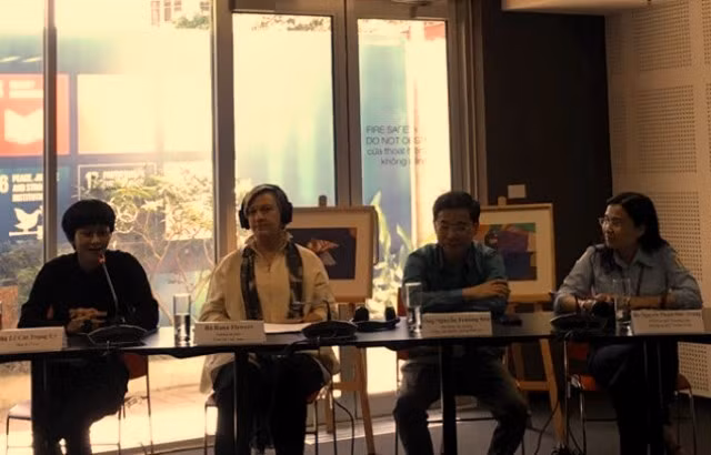 Ban tổ chức cuộc thi vẽ tranh "Giải cứu trái đất".