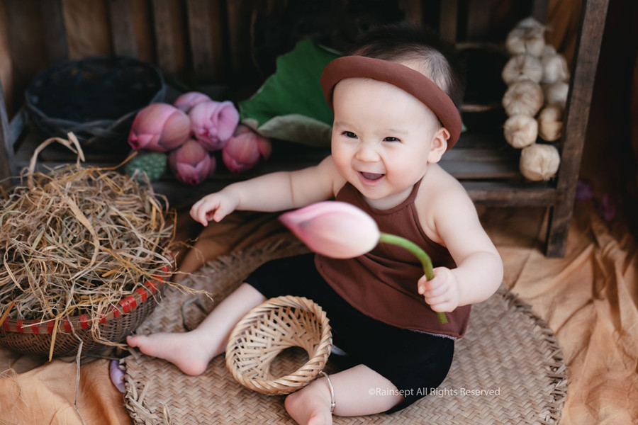 Bộ ảnh em bé bên hoa sen "đốn tim" ngàn người xem ảnh 2 Bộ ảnh em bé bên hoa sen