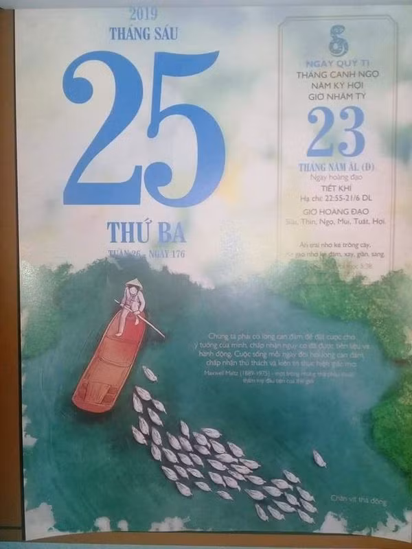 Hình ảnh người lái đò xuất hiện trên đúng tờ lịch của ngày diễn ra môn thi Ngữ Văn khiến nhiều người không khỏi ngoài nghi liệu rằng tác phẩm “Người lái đò sông Đà” sẽ là tác phẩm xuất hiện trong đề thi?&nbsp;Ảnh: Nguyễn Thành Chung/Group Trường Người Ta