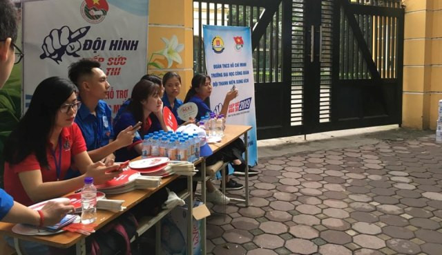 Điểm thi THPT Phan Đình Phùng với đội hình ĐH Công Đoàn được tạm nghỉ sau khi các thí sinh đã vào phòng làm bài thi.