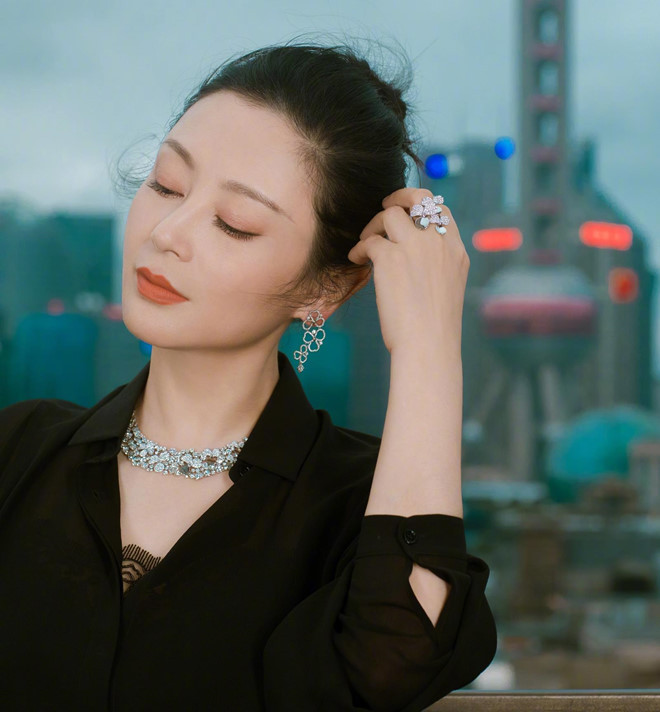 Trần Hồng hiện tại không đóng phim mà cùng chồng, đạo diễn Trần Khải Ca, sản xuất phim điện ảnh. Cô dành nhiều thời gian hỗ trợ diễn xuất cho con trai Trần Phi Vũ. Mỗi khi con trai nhận phim mới, nữ nghệ sĩ đều đến đoàn làm phim để chăm sóc, hướng dẫn diễn xuất cho con. Nu dien vien dep nhat Trung Quoc tre trung o tuoi 51 hinh anh 4