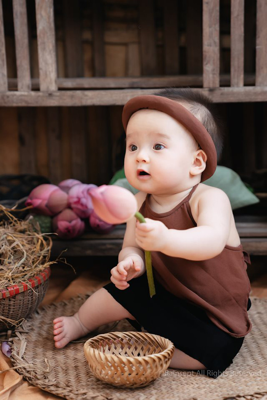 Bộ ảnh em bé bên hoa sen "đốn tim" ngàn người xem ảnh 4 Bộ ảnh em bé bên hoa sen