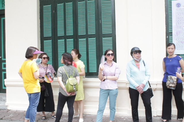 Những câu chuyện phía ngoài cổng trường luôn là câu chuyện về các con