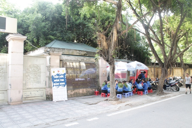 Do điểm thi gần nên nhiều phụ huynh tranh thủ về nhà nghỉ ngơi, cổng trường vắng lặng và yên tĩnh cho các thí sinh tập trung làm bài