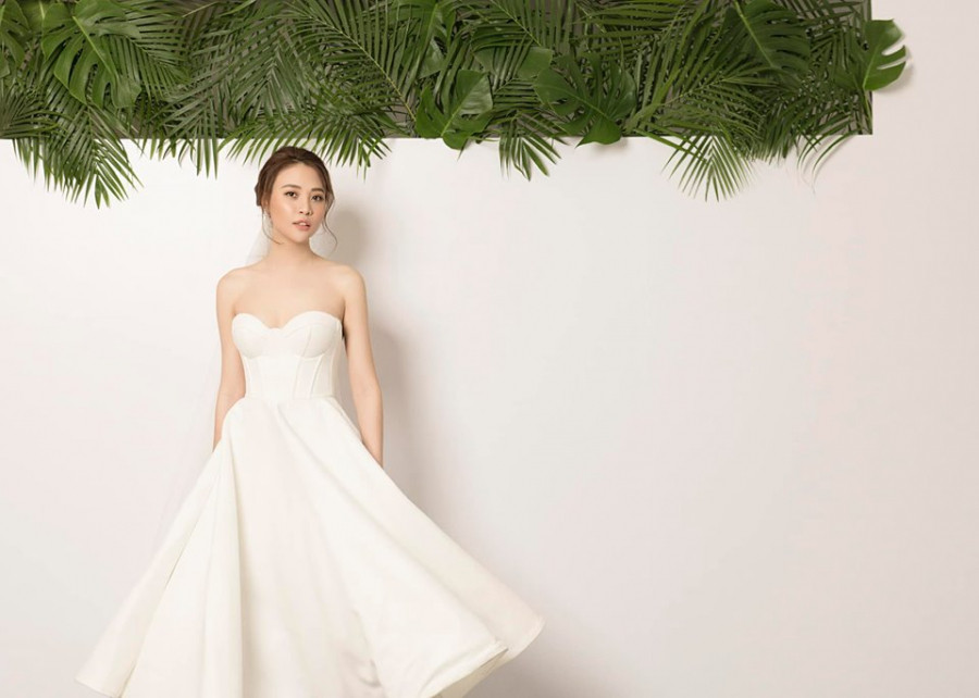 Đàm Thu Trang đăng trạng thái lạ sau khi bị chê “lép vế” trước Hồ Ngọc Hà ảnh 1 Phần thân trên như corset cúp ngực khoe khéo vòng 1 cùng vai trần quyến rũ