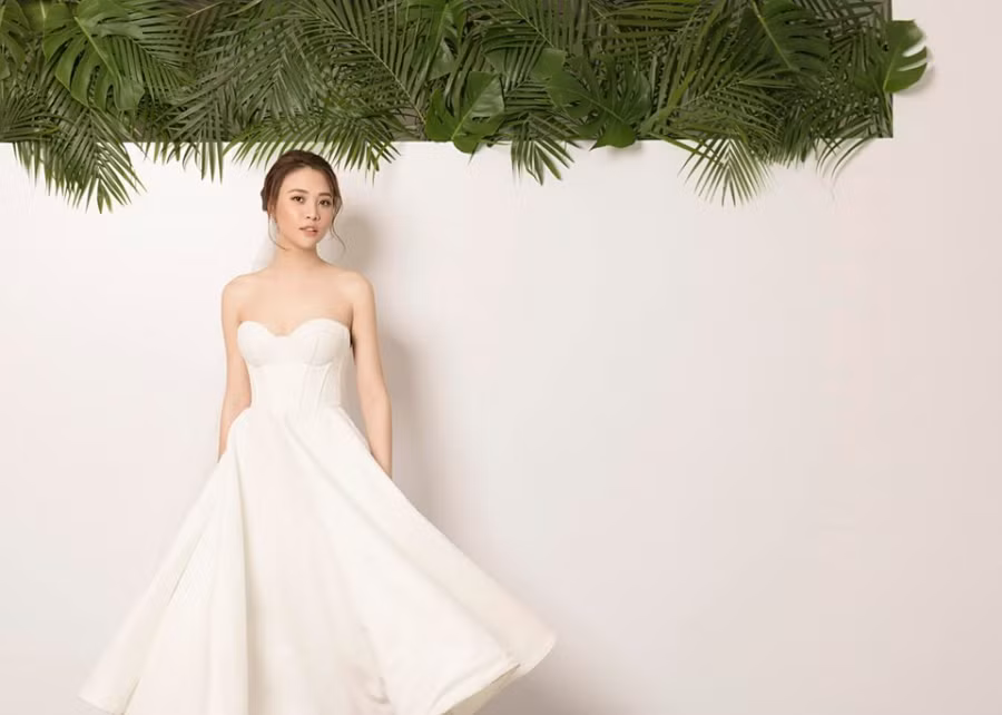 Phần thân trên như corset cúp ngực khoe khéo vòng 1 cùng vai trần quyến rũ