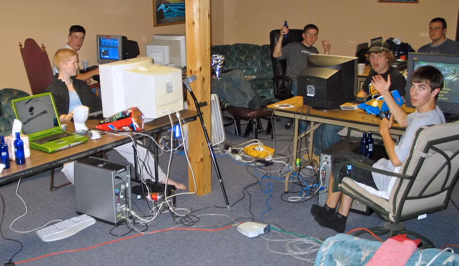 Chiếc laptop dần trở thành tâm điểm bình luận.