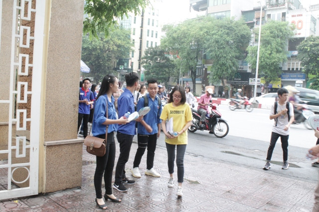 SInh viên tình nguyện luôn túc trực ở các điểm trường thi từ sớm để động viên các thí sinh từ phát nước, quạt, quà đến những cái bắt tay tiếp sức.
