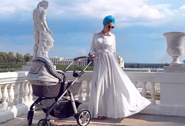 Hoa hậu Moscow khoe con trai đầu lòng với cựu vương Malaysia