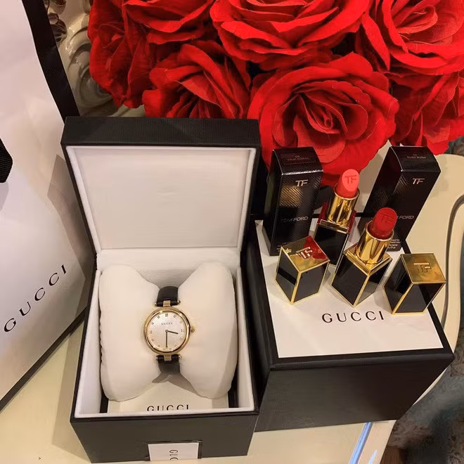 Sang chảnh như cô dâu Khánh Linh của Bùi Tiến Dũng: Mua đồ hiệu hay mỹ phẩm theo... lố ảnh 12