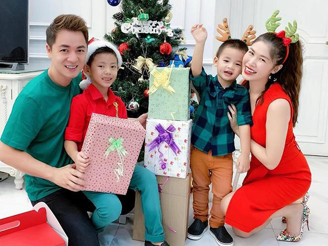 Lấy chồng ca sĩ, hai mỹ nhân lui về làm vợ, kiếm tiền giỏi lại khéo nuôi con ảnh 8 lay chong ca si, hai my nhan bo nghe ve lam vo, kiem tien gioi lai kheo nuoi con - 8