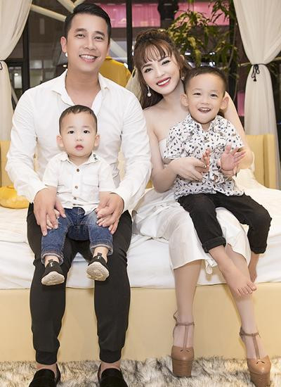 Lấy chồng ca sĩ, hai mỹ nhân lui về làm vợ, kiếm tiền giỏi lại khéo nuôi con ảnh 2 lay chong ca si, hai my nhan bo nghe ve lam vo, kiem tien gioi lai kheo nuoi con - 2
