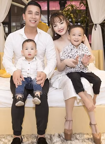 lay chong ca si, hai my nhan bo nghe ve lam vo, kiem tien gioi lai kheo nuoi con - 2