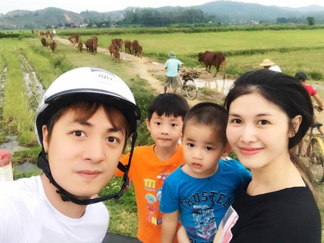 Lấy chồng ca sĩ, hai mỹ nhân lui về làm vợ, kiếm tiền giỏi lại khéo nuôi con ảnh 10 lay chong ca si, hai my nhan bo nghe ve lam vo, kiem tien gioi lai kheo nuoi con - 10
