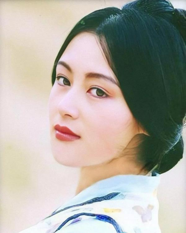 Thời xuân sắc, vẻ đẹp của Trần Hồng được khán giả Trung Quốc không tiếc lời khen ngợi. Cô được báo giới tặng nhiều danh hiệu như "Nữ diễn viên đẹp nhất Trung Quốc", "Nàng Điêu Thuyền đẹp nhất màn ảnh", "Báu vật phim cổ trang". Nu dien vien dep nhat Trung Quoc tre trung o tuoi 51 hinh anh 2