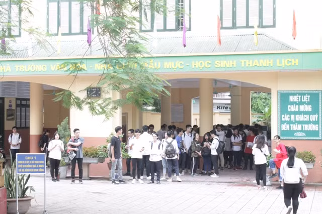 Các thí sinh đến làm thủ tục tại điểm thi để chuẩn bị tâm thế sẵn sàng cho buổi thi ngày mai