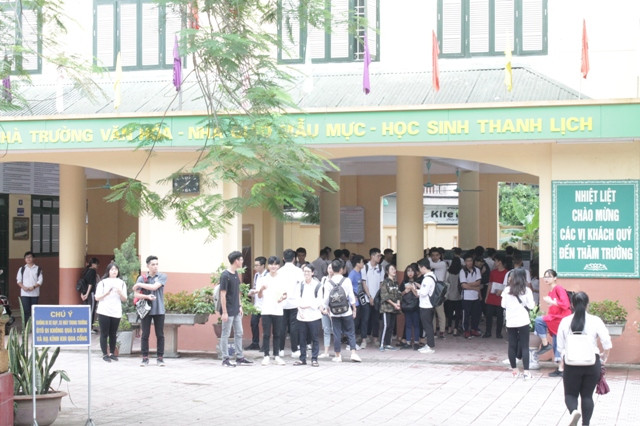 Các thí sinh đến làm thủ tục tại điểm thi để chuẩn bị tâm thế sẵn sàng cho buổi thi ngày mai