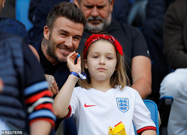 david beckham "đốn tim" người hâm mộ với hành động âu yếm con gái cưng hình 2 david beckham "don tim" nguoi ham mo voi hanh dong au yem con gai cung hinh 2