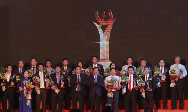 Thứ trưởng Bộ KH&CN Trần Văn Tùng và ông Châu Văn Minh - Chủ tịch Viện Hàn lâm KH&CN Việt Nam trao giải thưởng cho các đơn vị