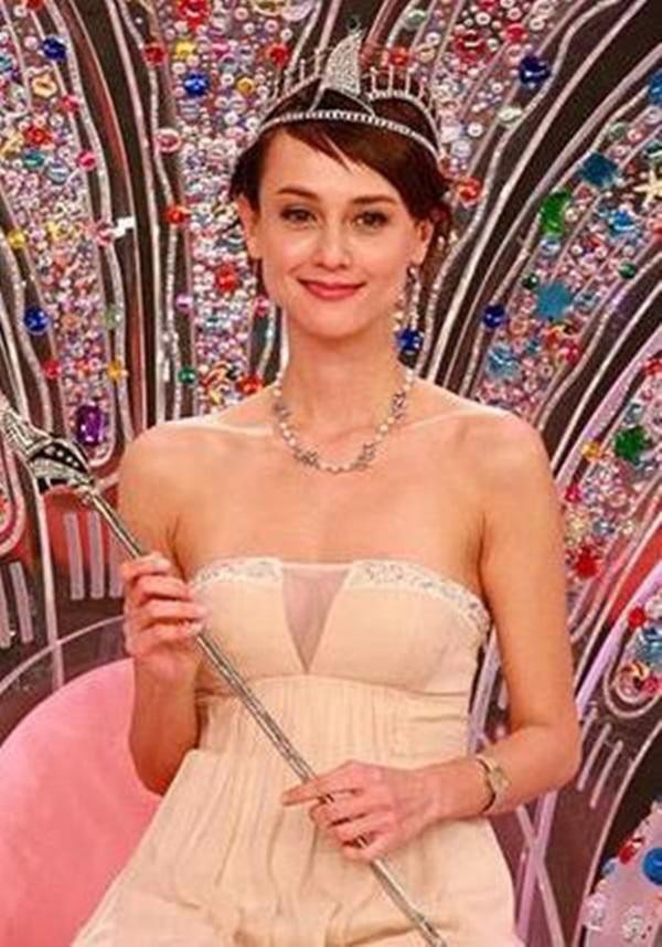 Hình ảnh mới nhất gây tranh cãi của Hoa hậu Hong Kong từng nhặt rác kiếm sống ảnh 1 hoa hau hong kong nhat rac kiem song, gio tro lai showbiz kiem tien de sua mui? - 1