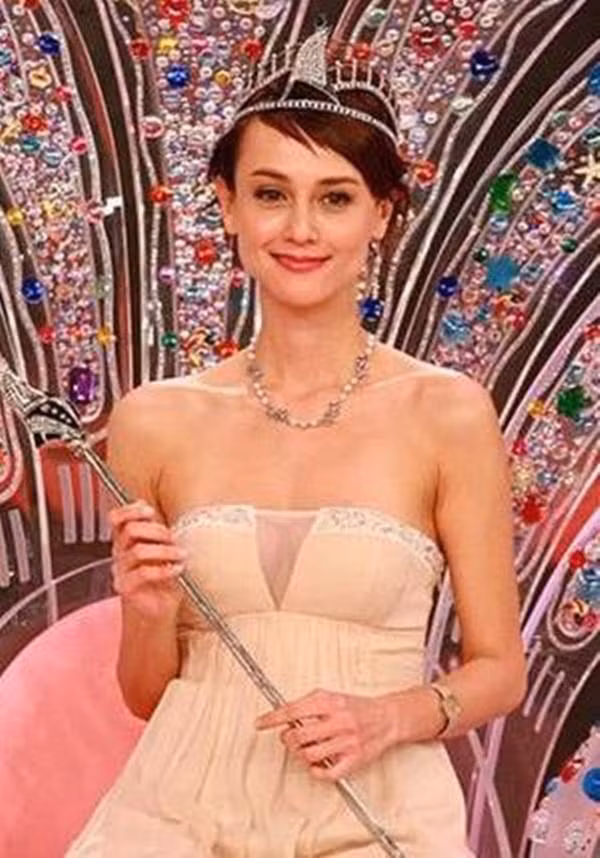 Hình ảnh mới nhất gây tranh cãi của Hoa hậu Hong Kong từng nhặt rác kiếm sống ảnh 1 hoa hau hong kong nhat rac kiem song, gio tro lai showbiz kiem tien de sua mui? - 1