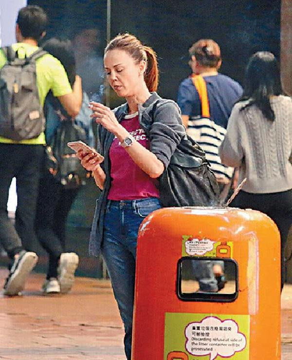 Hình ảnh mới nhất gây tranh cãi của Hoa hậu Hong Kong từng nhặt rác kiếm sống ảnh 6 hoa hau hong kong nhat rac kiem song, gio tro lai showbiz kiem tien de sua mui? - 6