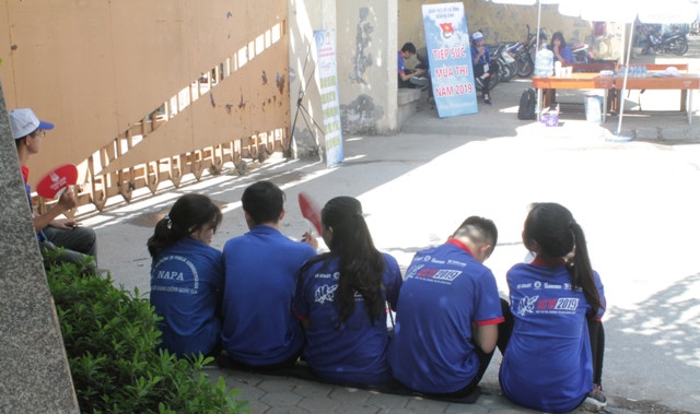 Sinh viên tình nguyện không phải ngược xuôi ở các bến xe sau khi kỳ thi kết thúc, họ ở lại dọn dẹp rác và thư giãn như chính mình vừa thi xong.