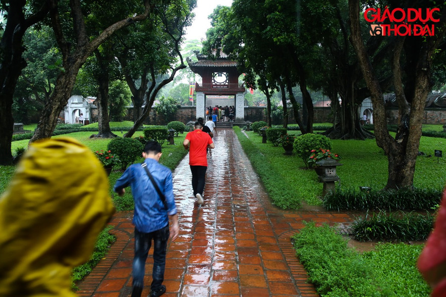 Hàng dài thí sinh "đội mưa" đến Vă Miếu cầu may trong sáng nay.