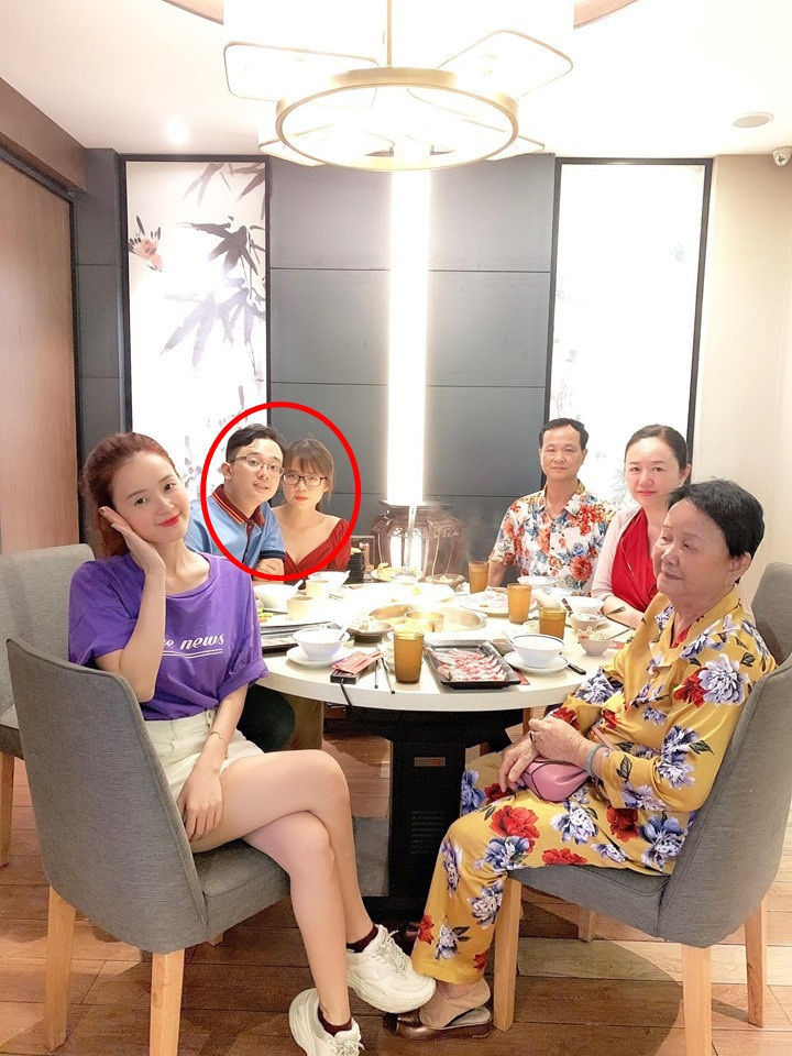 Đăng một bức ảnh cùng gia đình, Midu vô tình để lộ em dâu tương lai cực xinh đẹp ảnh 2 Chỉ một bức ảnh check-in cùng gia đình, Midu vô tình để lộ em dâu tương lai cực xinh đẹp-2