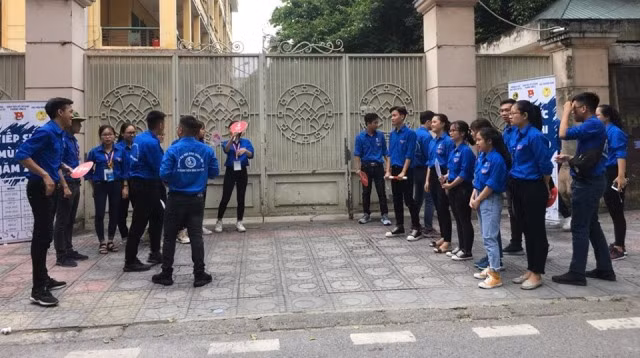 Các bạn trẻ đã có mặt từ 6 giờ sáng...