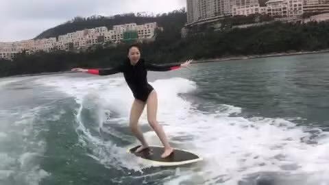 Chân Tế Như lướt sóng