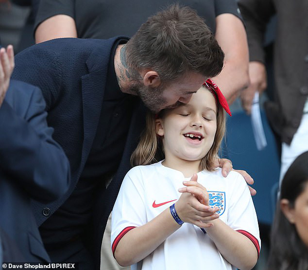 david beckham "đốn tim" người hâm mộ với hành động âu yếm con gái cưng hình 4 david beckham "don tim" nguoi ham mo voi hanh dong au yem con gai cung hinh 4