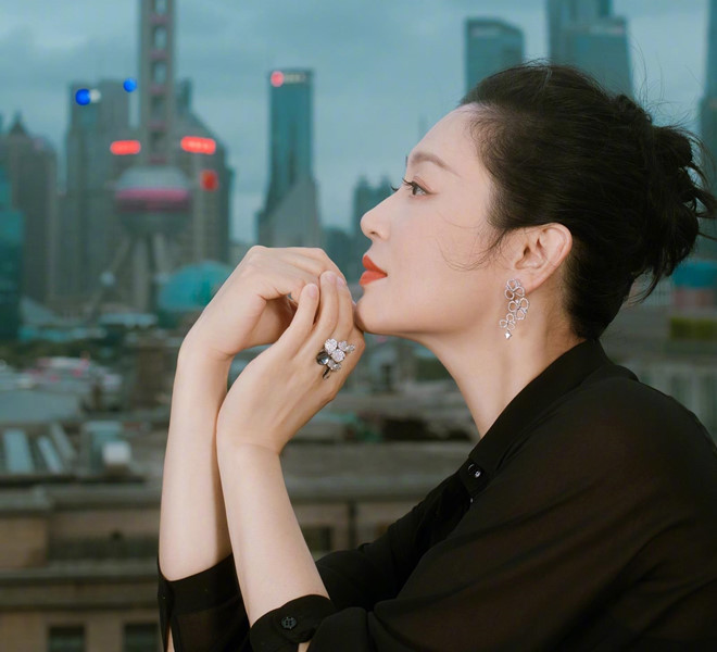 Chuyện tình chú - cháu của cặp đôi từng tốn nhiều giấy mực của báo giới bởi khi đó Trần Khải Ca đang sống như vợ chồng với người phụ nữ khác. Sau đó, Trần Hồng được cho là cố tình mang thai để ép Trần Khải Ca phải kết hôn với mình. Nu dien vien dep nhat Trung Quoc tre trung o tuoi 51 hinh anh 6