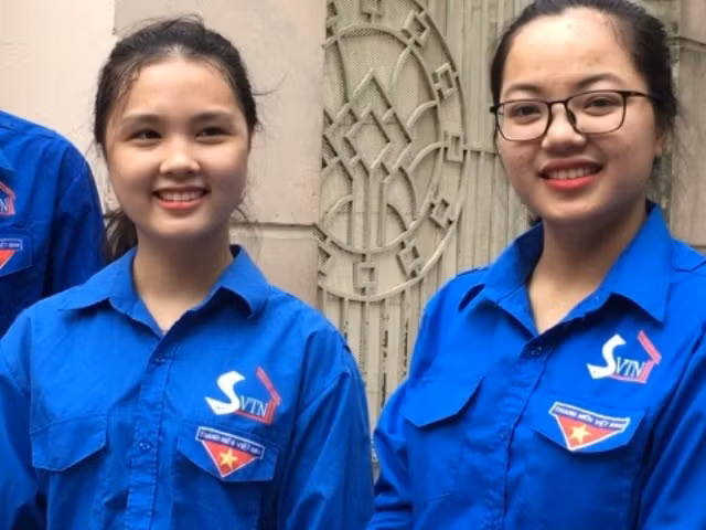 Nữ sinh năm thứ Nhất tham gia Tiếp sức mùa thi