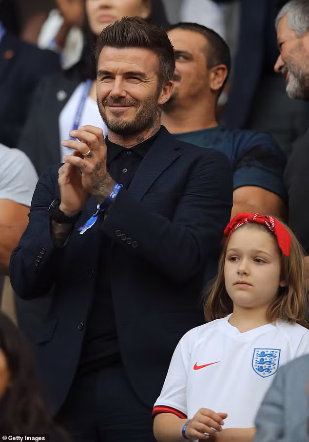 david beckham "don tim" nguoi ham mo voi hanh dong au yem con gai cung hinh 1