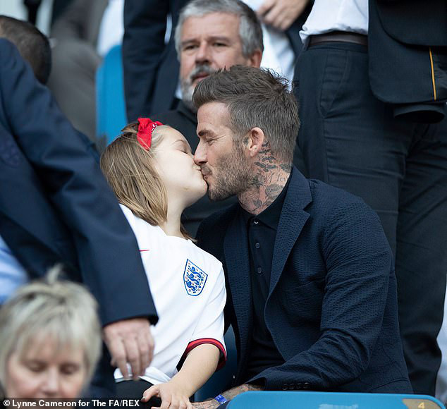 david beckham "đốn tim" người hâm mộ với hành động âu yếm con gái cưng hình 6 david beckham "don tim" nguoi ham mo voi hanh dong au yem con gai cung hinh 6