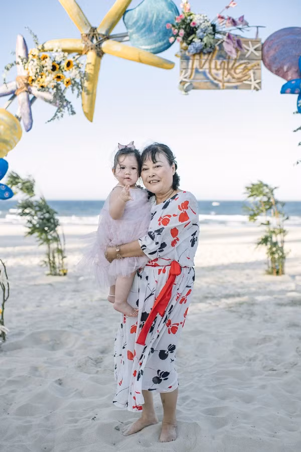 Myla chụp hình cùng bà ngoại Nguyễn Võ Lệ Hà.
