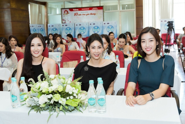 Cách nhau hơn 10 năm đăng quang, Hoa hậu Hà Kiều Anh, Mai Phương Thuý, Đỗ Mỹ Linh đọ sắc trong một khung hình. Cách nhau hơn 10 năm đăng quang, Hoa hậu Hà Kiều Anh, Mai Phương Thuý, Đỗ Mỹ Linh đọ sắc trong một khung hình.
