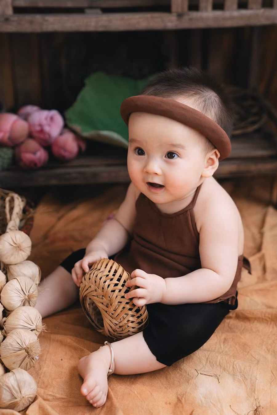 Bộ ảnh em bé bên hoa sen 