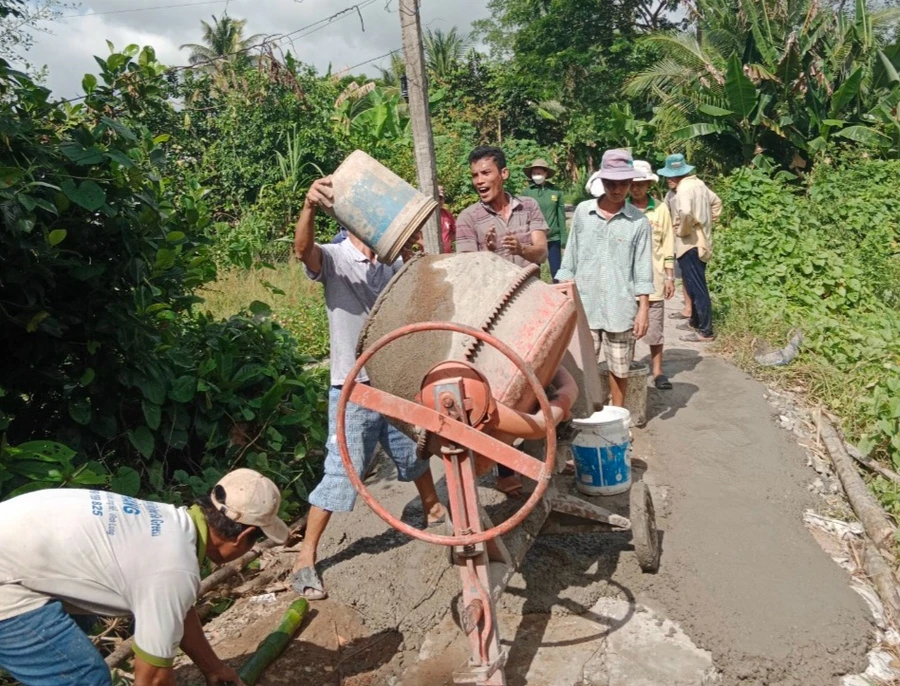 Cả xóm đồng lòng làm đường giao thông