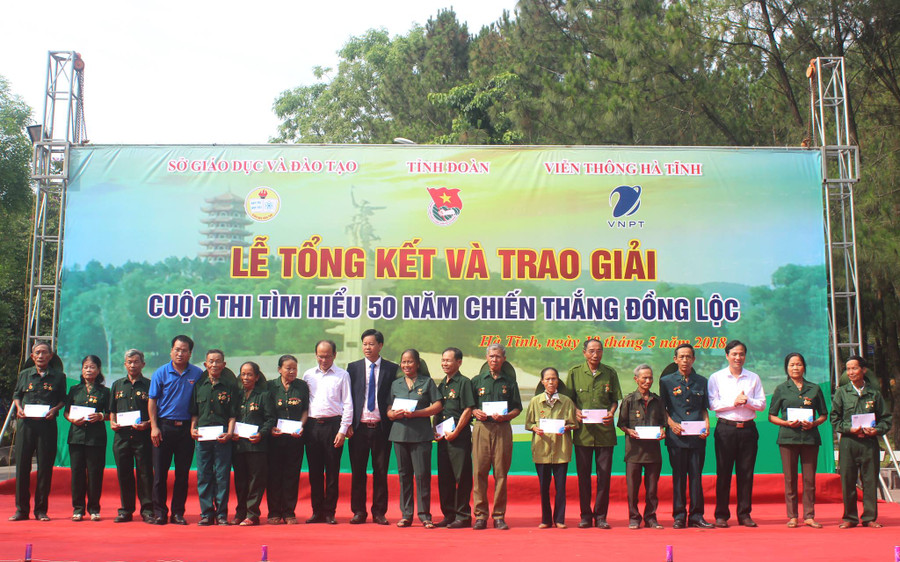 Ban tổ chức trao quà cho gia đình cựu TNXP có hoàn cảnh khó khăn Ban tổ chức trao quà cho gia đình cựu TNXP có hoàn cảnh khó khăn