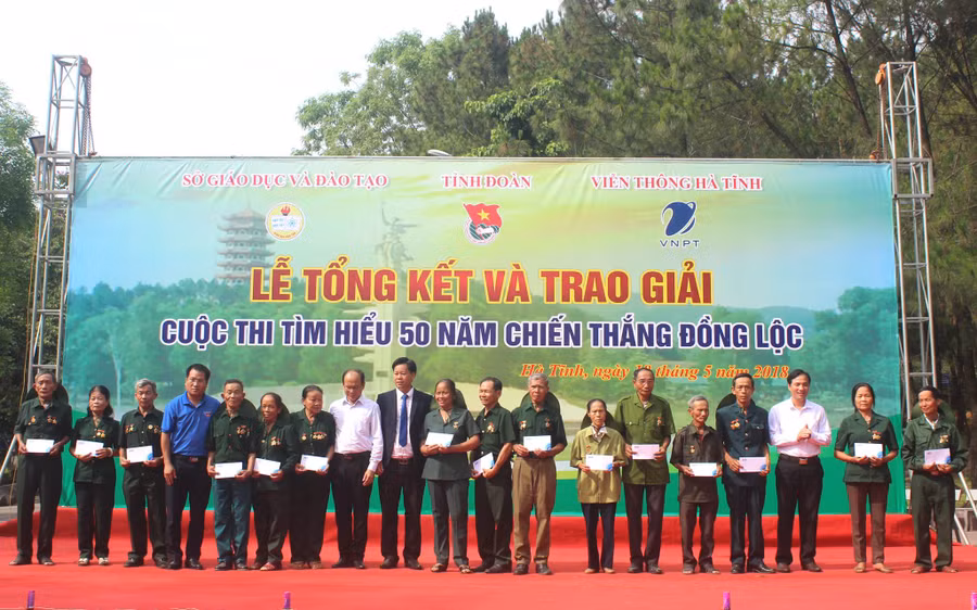 Ban tổ chức trao quà cho gia đình cựu TNXP có hoàn cảnh khó khăn