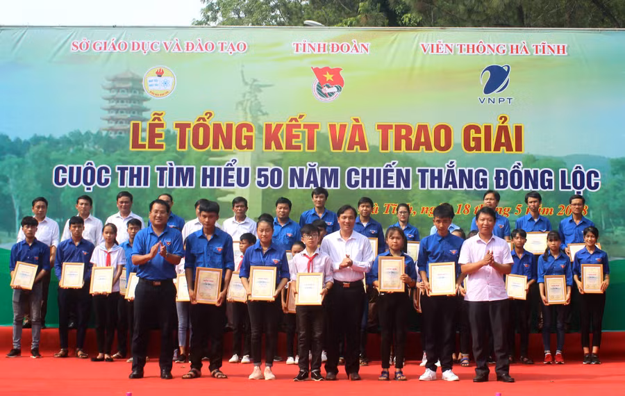 Ban tổ chức trao giải Nhất cuộc thi cho 5 đoàn viên xuất sắc