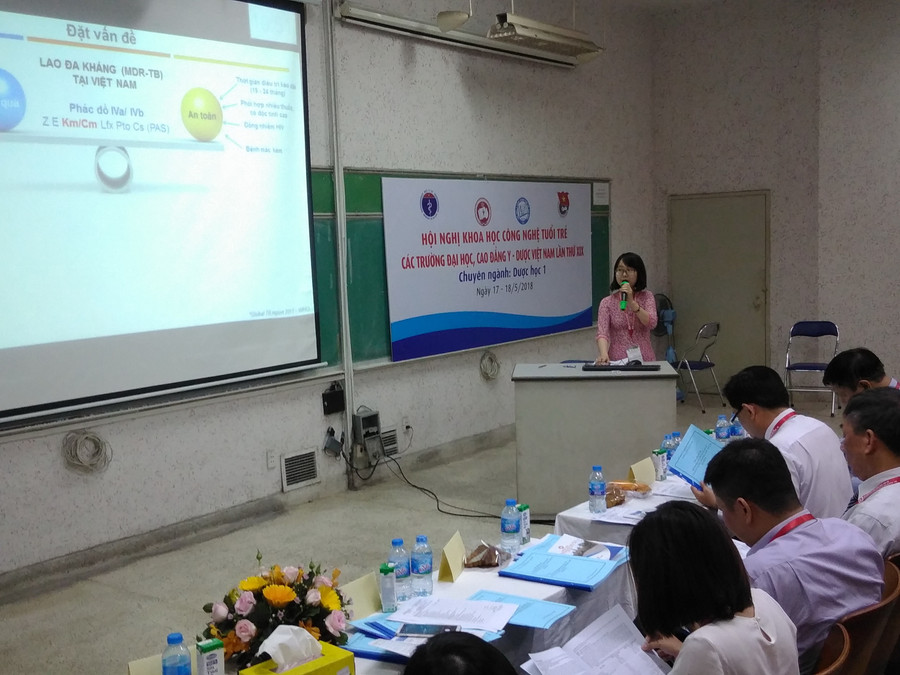 Báo cáo viên Cao Thị Thu Huyền- Trường ĐH Dược Hà Nội trình bày báo cáo tham luận trước hội đồng giám khảo Báo cáo viên Cao Thị Thu Huyền- Trường ĐH Dược Hà Nội trình bày báo cáo tham luận trước hội đồng giám khảo