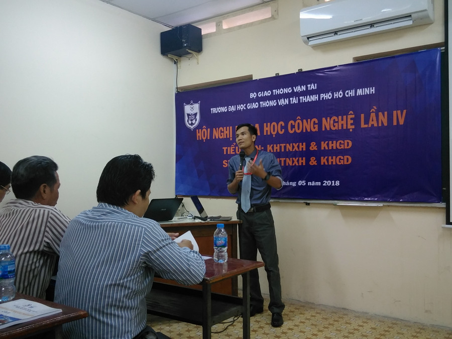 Các nhà khoa học báo cáo tham luận tại Hội nghị