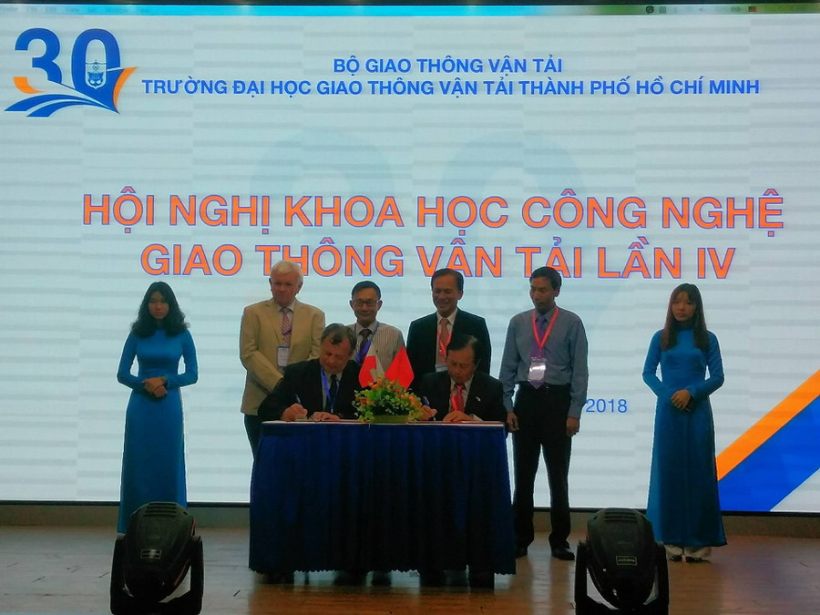 Quang cảnh lễ ký bản nghi nhớ hợp tác đào tạo giữa Nhà trường và đối tác Ba Lan