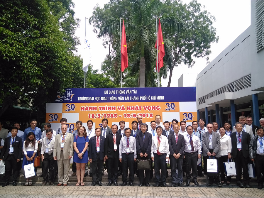 Các đại biểu khách mời chụp hình lưu niệm với Ban giám hiệu Nhà trường nhân dịp kỉ niệm 30 năm thành lập trường