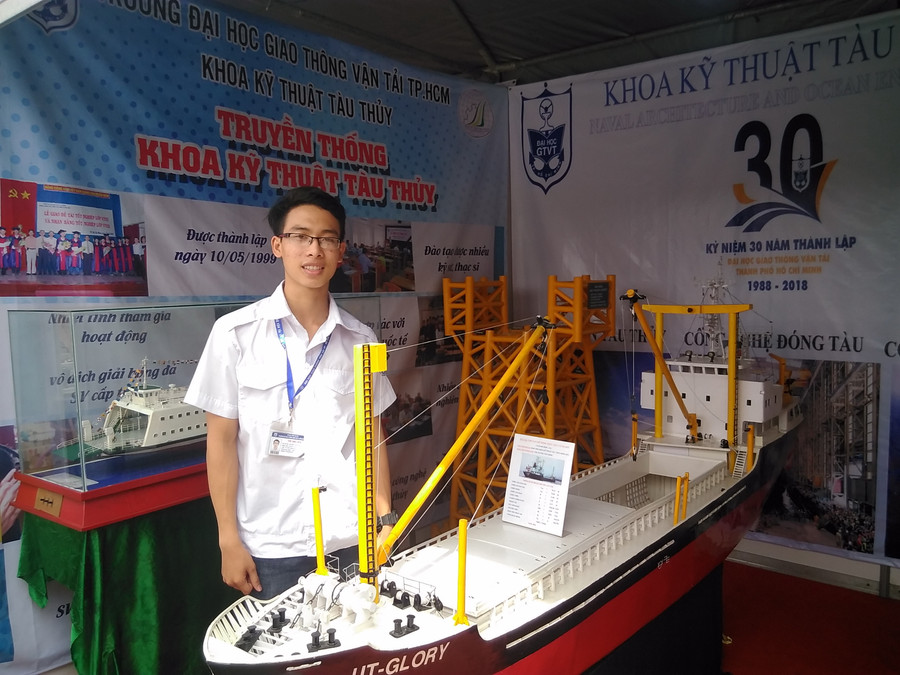 Sinh viên khoa Kỹ thuật Tàu thủy bên mô hình trưng bày tại triển lãm