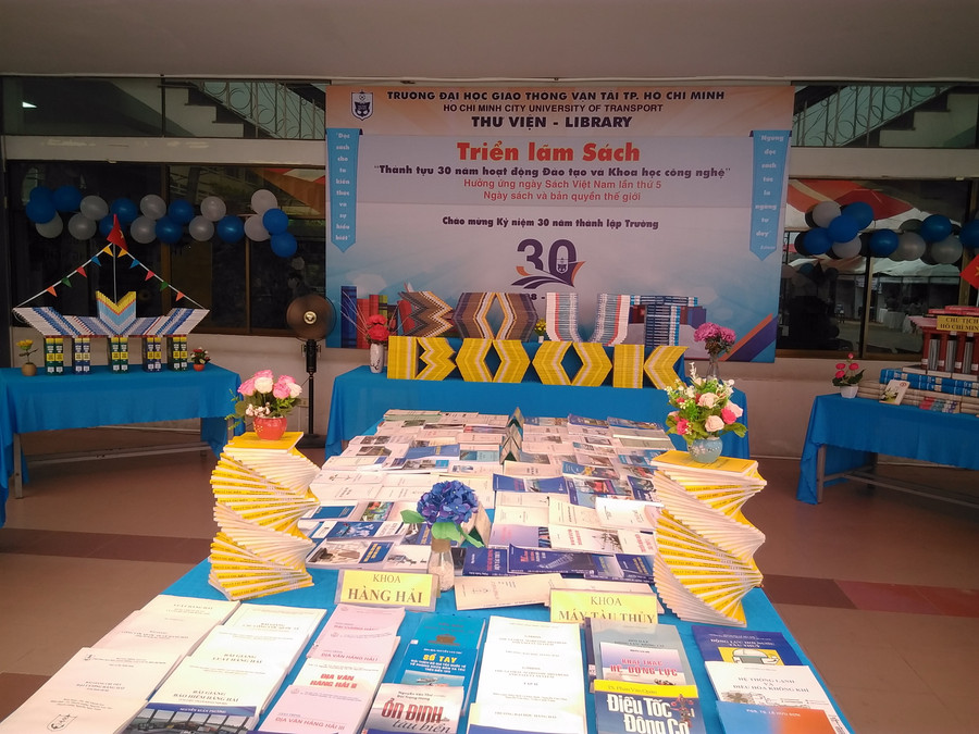 Gian hàng triển lãm sách nhân chuyên ngành GTVT nhân kỷ niệm 30 năm thành lập trường